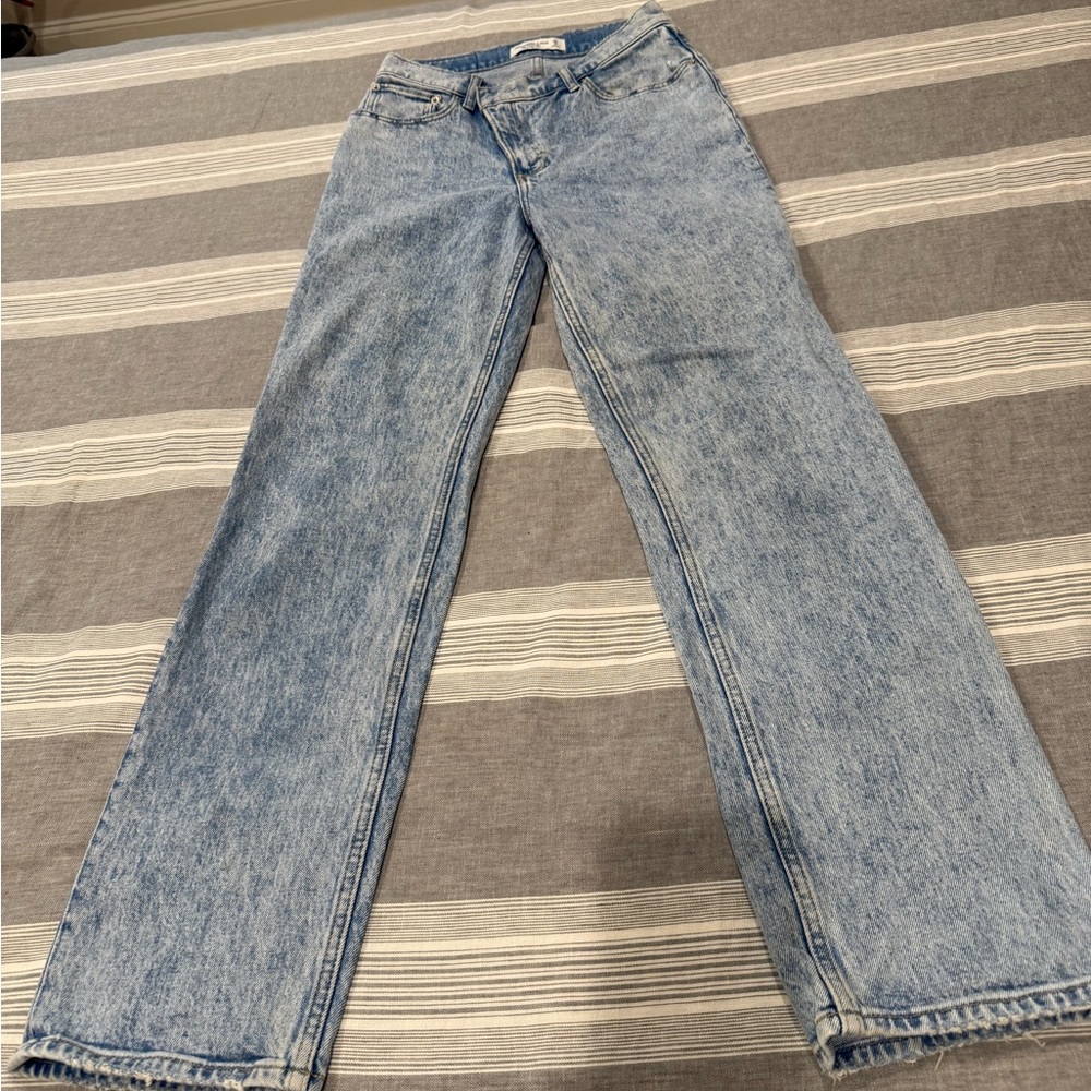 Abercrombie and Fitch
The ‘90s Straight
Ultra High Rise
Size 26/2